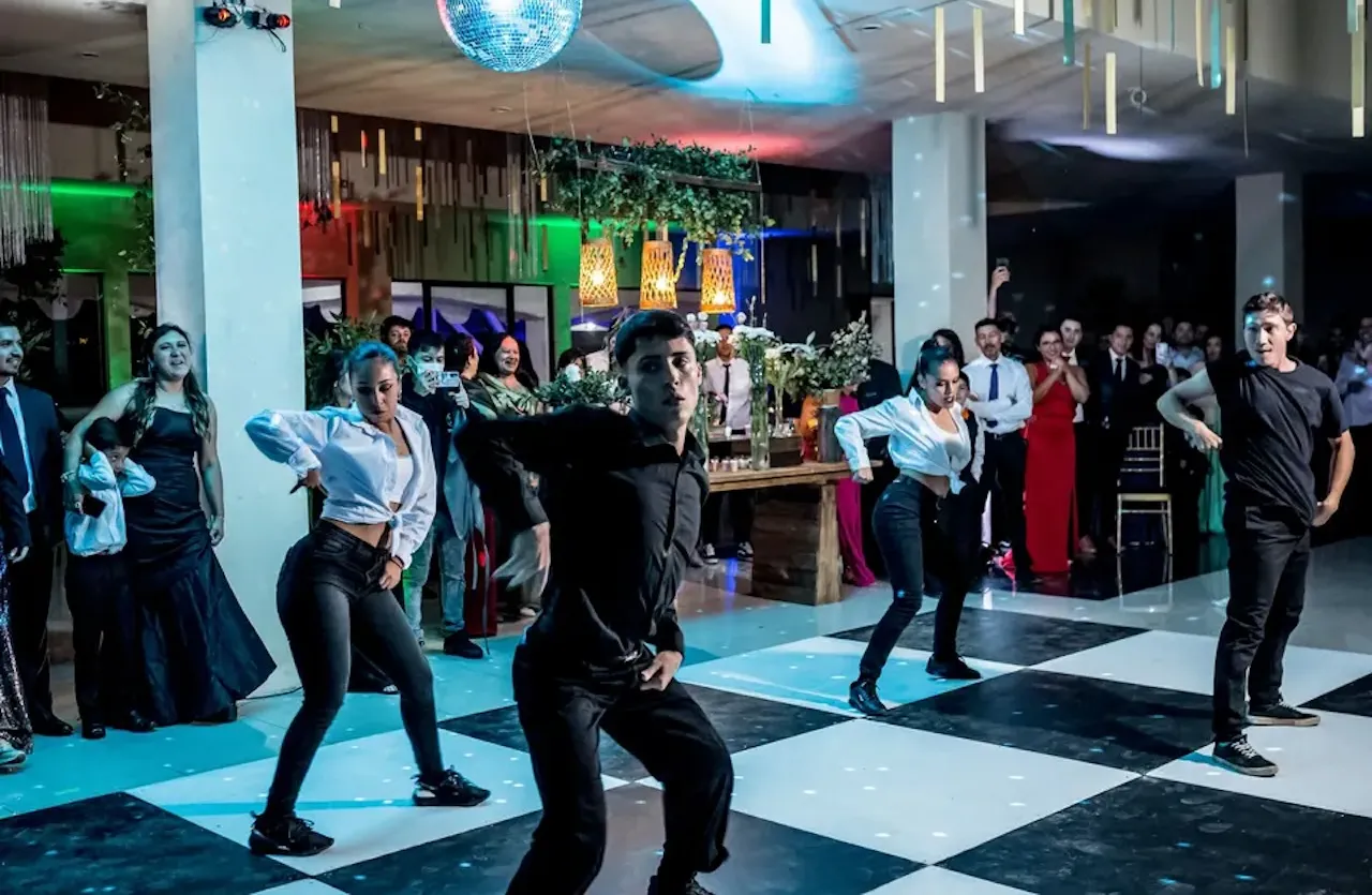Waitress Dance · Imagen