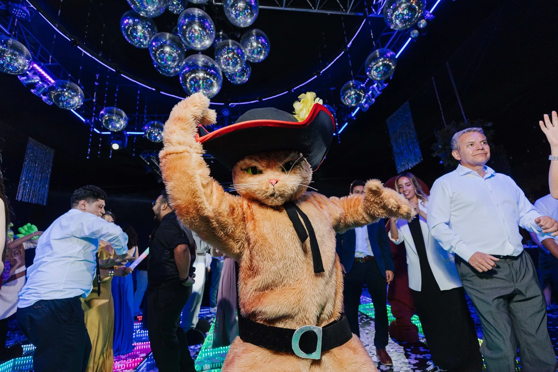 MirrorMan Stellar en una fiesta con humo y luces