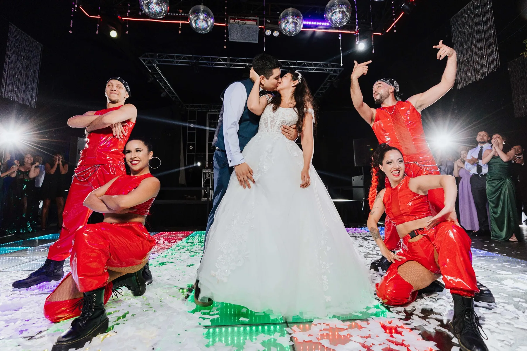 Novios en pista con performers de Stellar