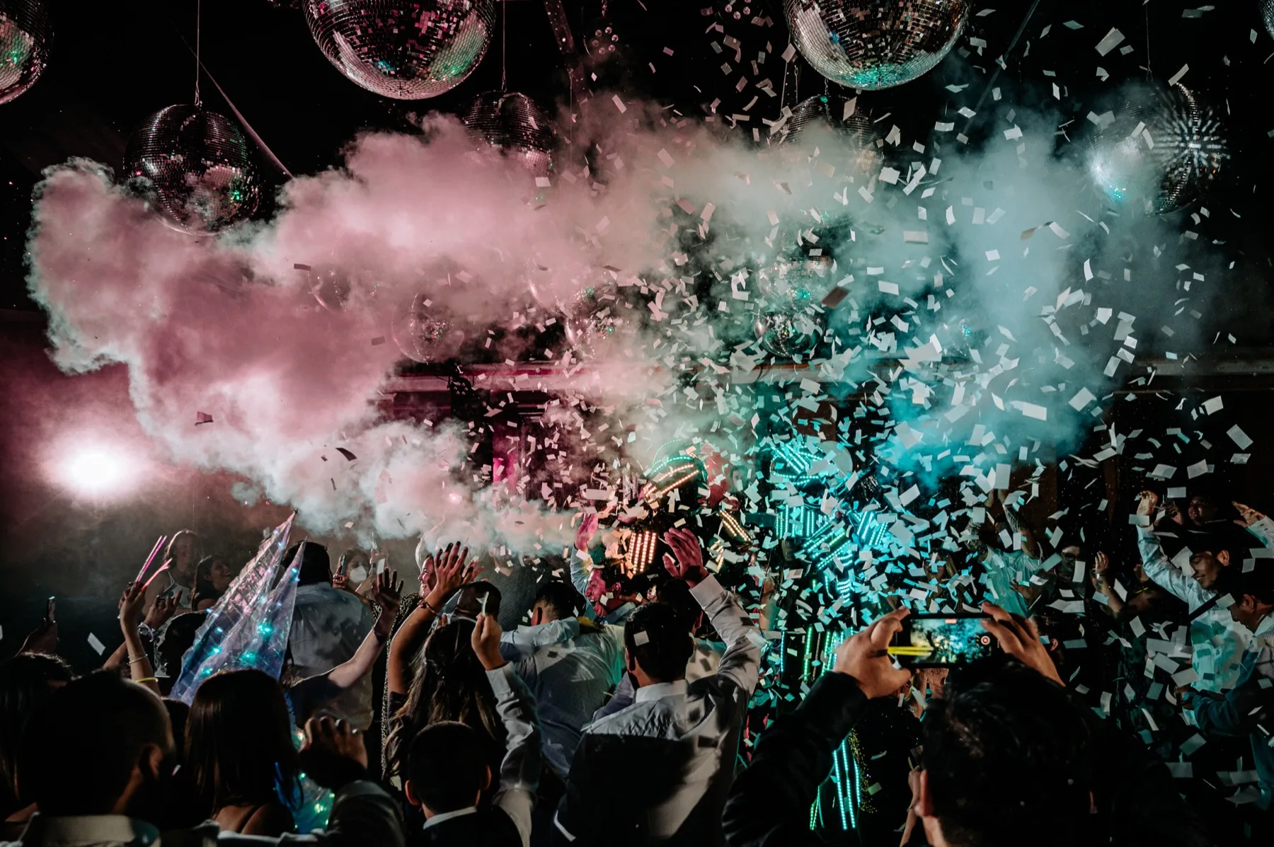 Pista Stellar con humo, luces y confetti